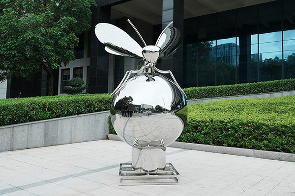 Custom Giant Stainless Steel Bee Sculpture | Outdoor Polished Insect Art on Mirror Sphere